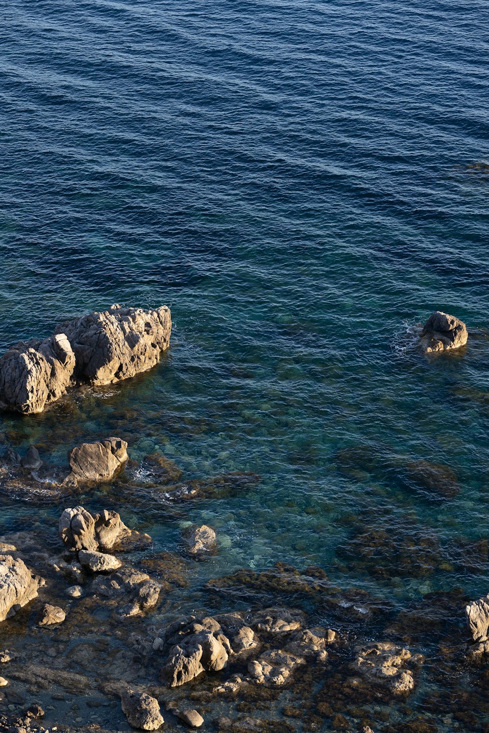 Un par de rocas grandes en medio de un cuerpo de agua
