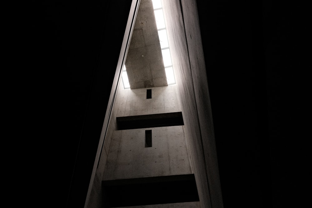 una torre alta con una luz en la parte superior