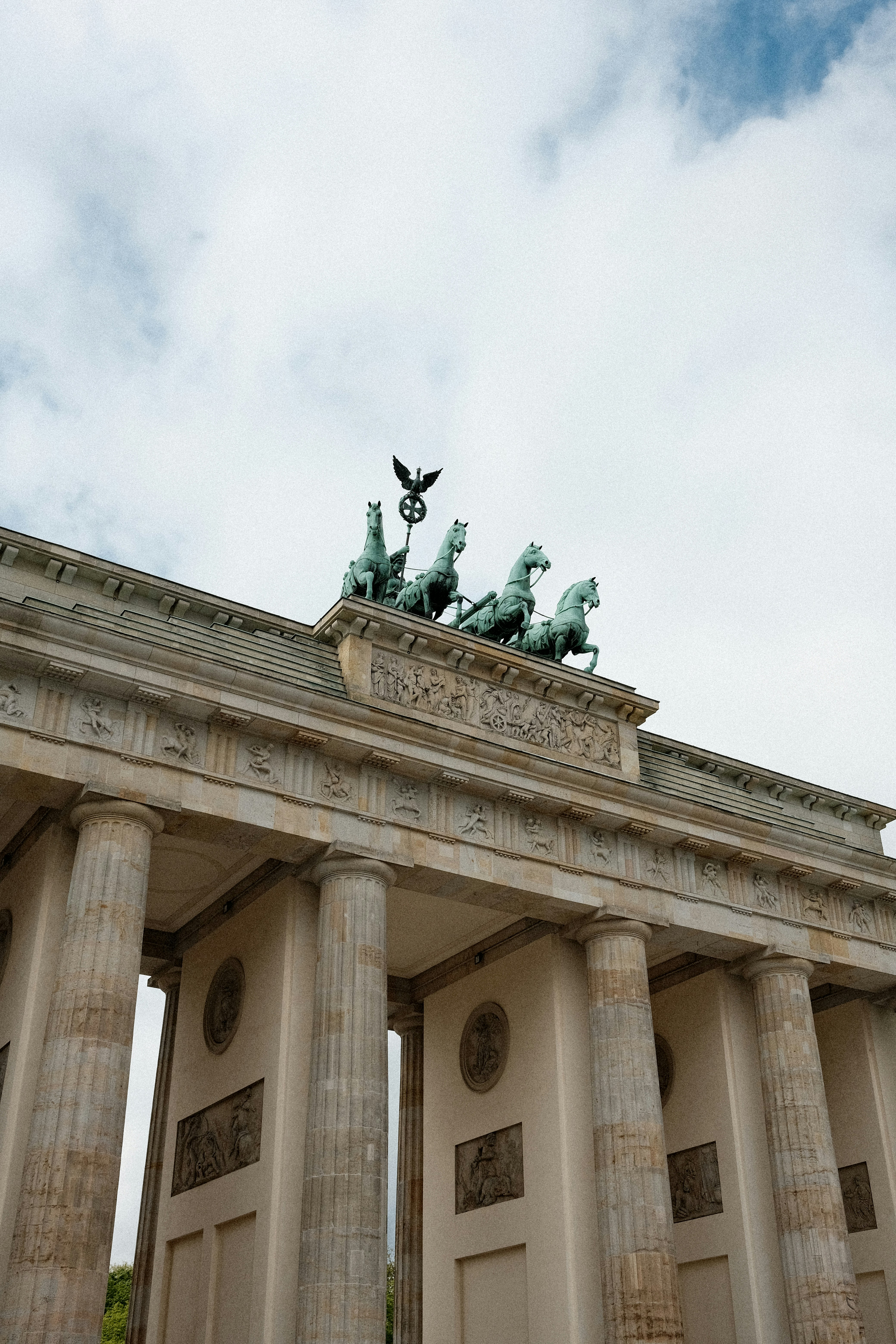 um monumento com estátuas em cima dele