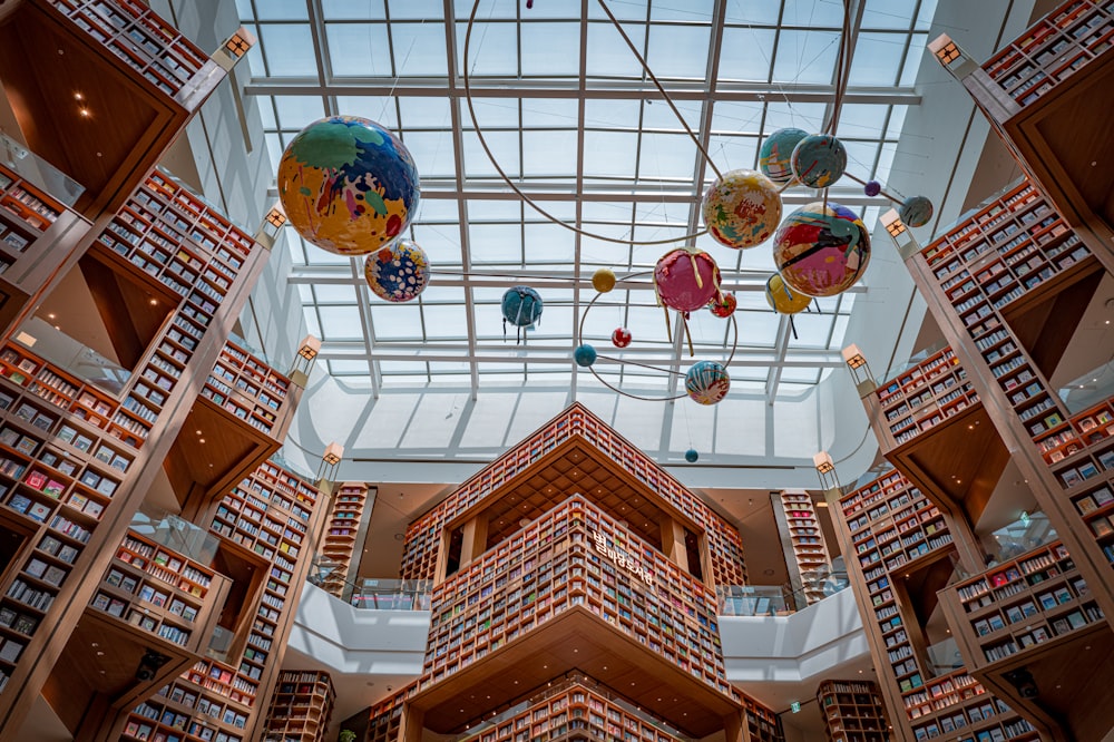 Una habitación grande llena de muchos libros