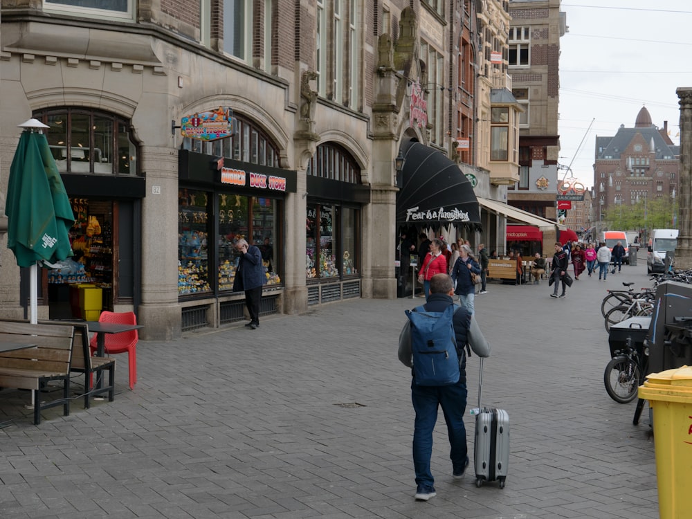 Una persona con una maleta en una calle de la ciudad