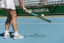 Un jugador de tenis alistándose para hacer un saque 