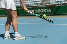 Un jugador de tenis alistándose para hacer un saque 