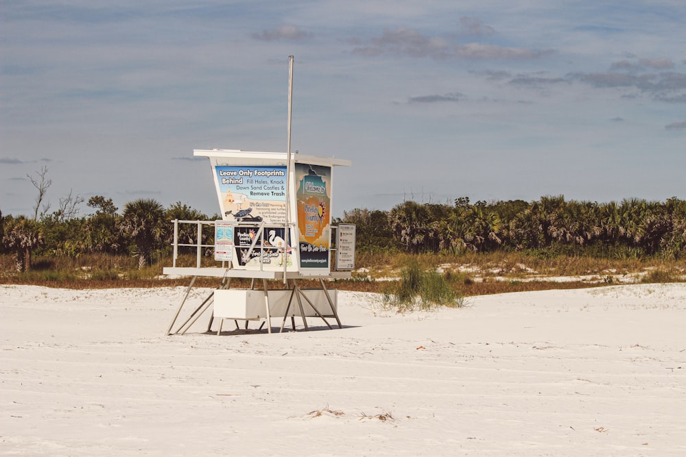 ein Rettungsschwimmerstand am Strand mit einem Schild darauf