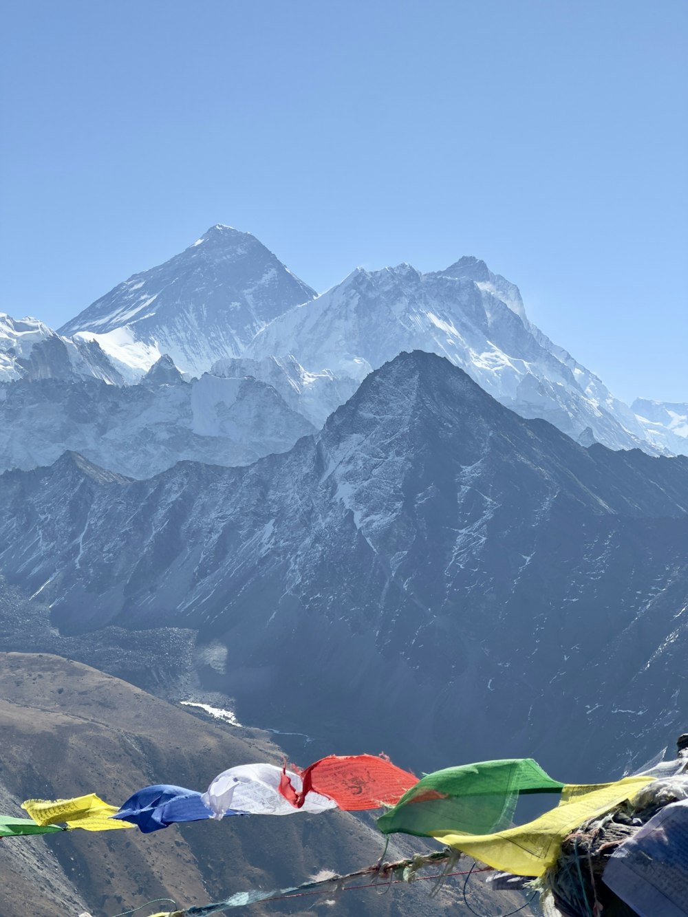 una cadena montañosa con un montón de banderas de colores en primer plano