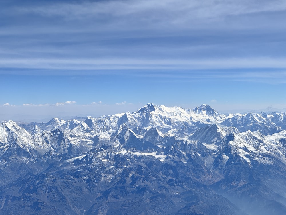Una vista de una cadena montañosa desde un avión