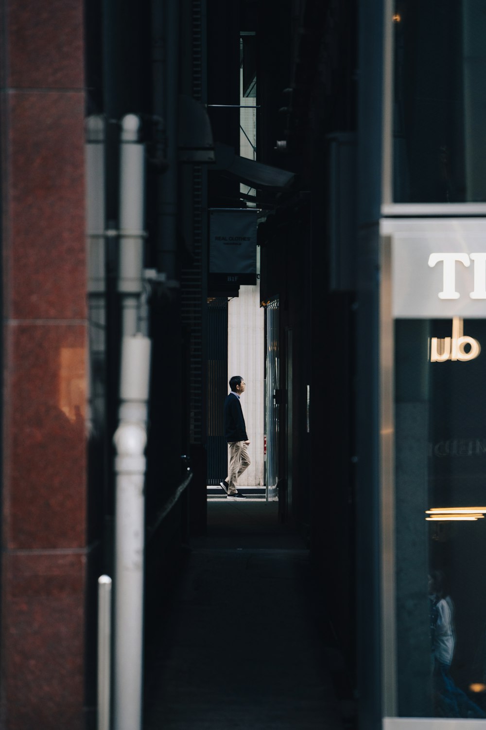 ein Mann, der eine dunkle Gasse entlanggeht