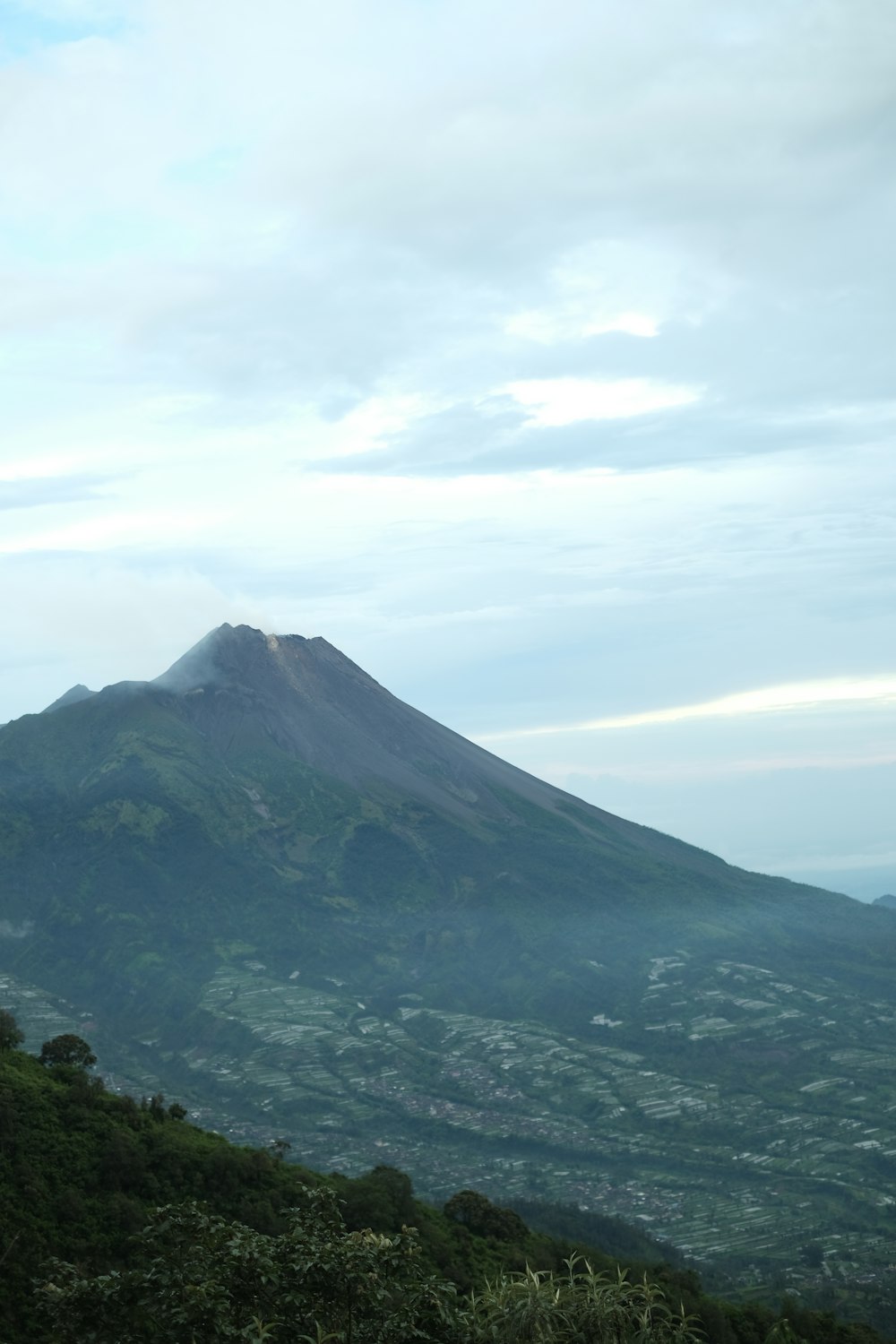 uma vista de uma montanha com um pico muito alto