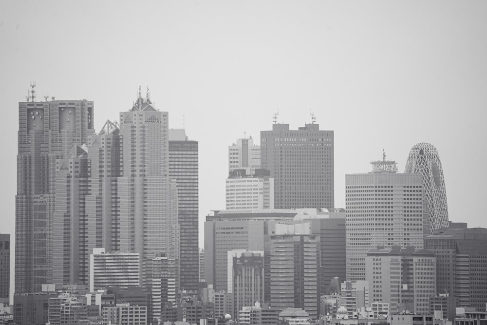 a black and white photo of a city skyline