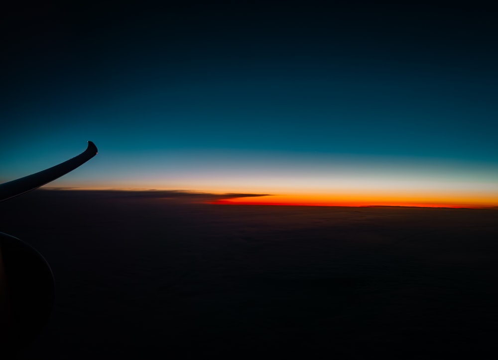 飛行機の窓から見た夕日