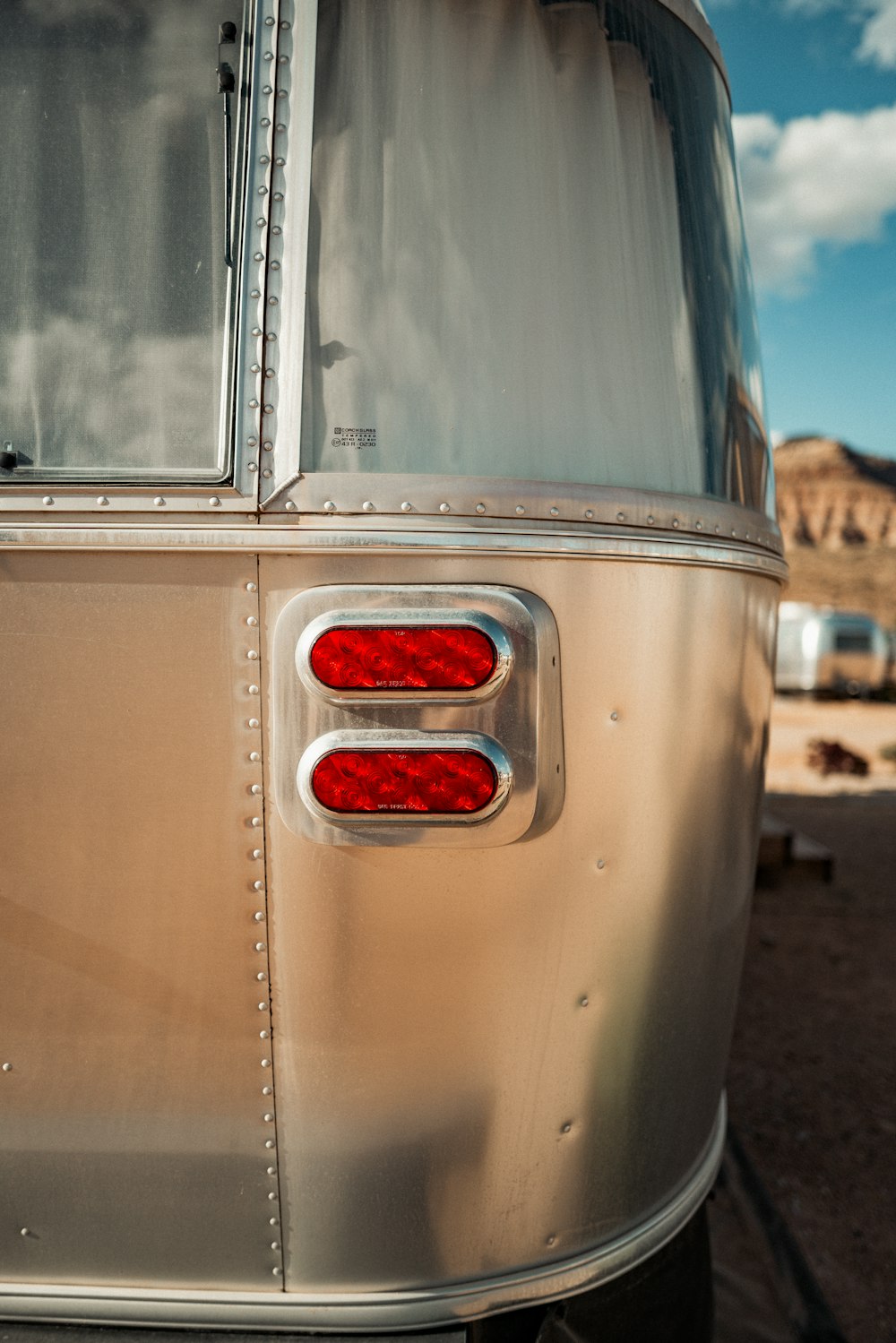Las luces traseras de una vieja caravana en el desierto