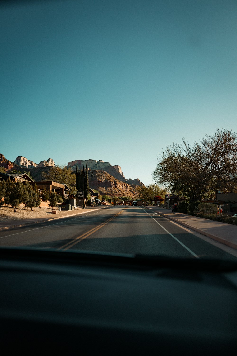 une vue d’une rue avec des montagnes en arrière-plan
