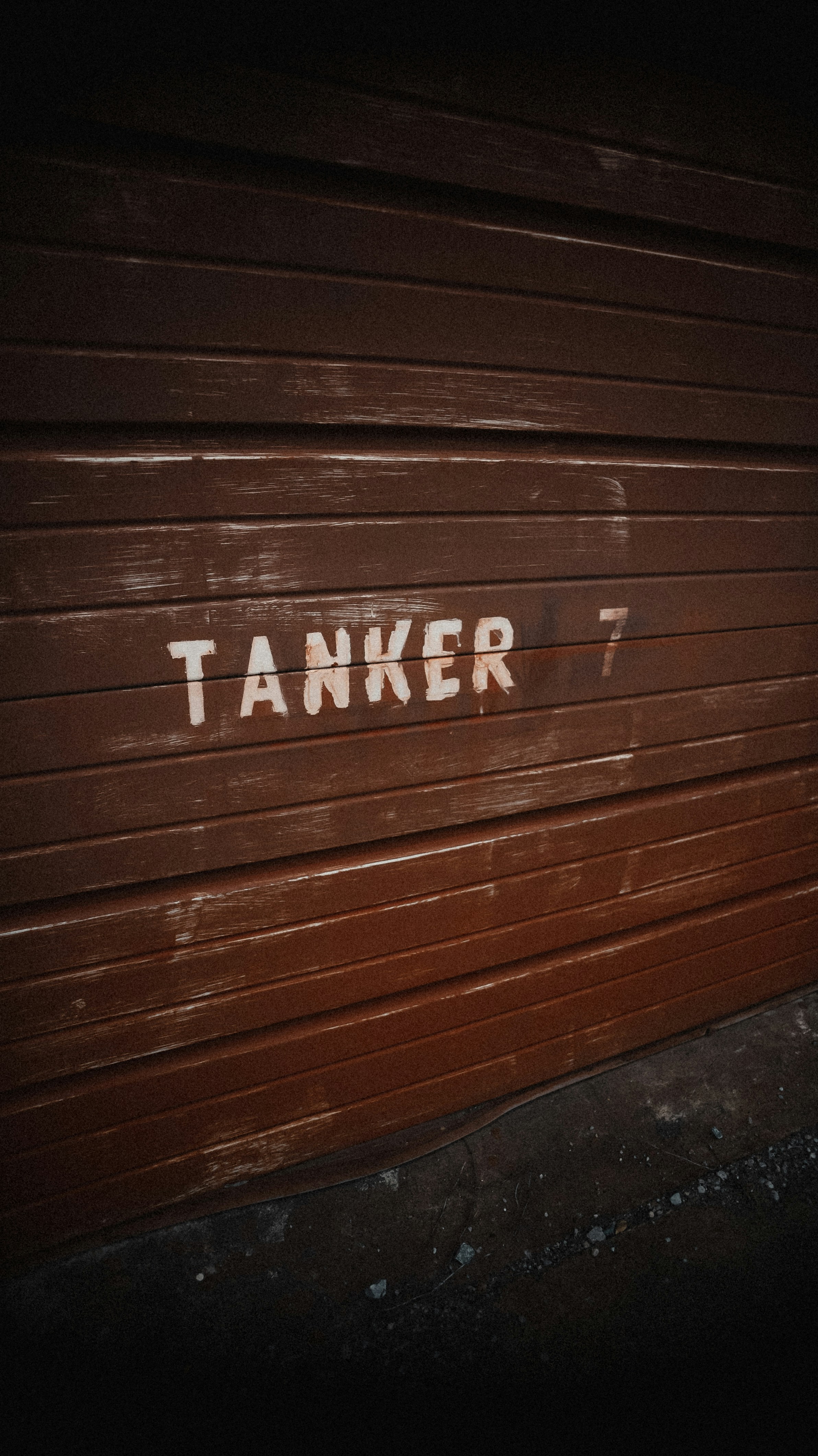 ein braunes Garagentor mit dem Wort Tanker darauf