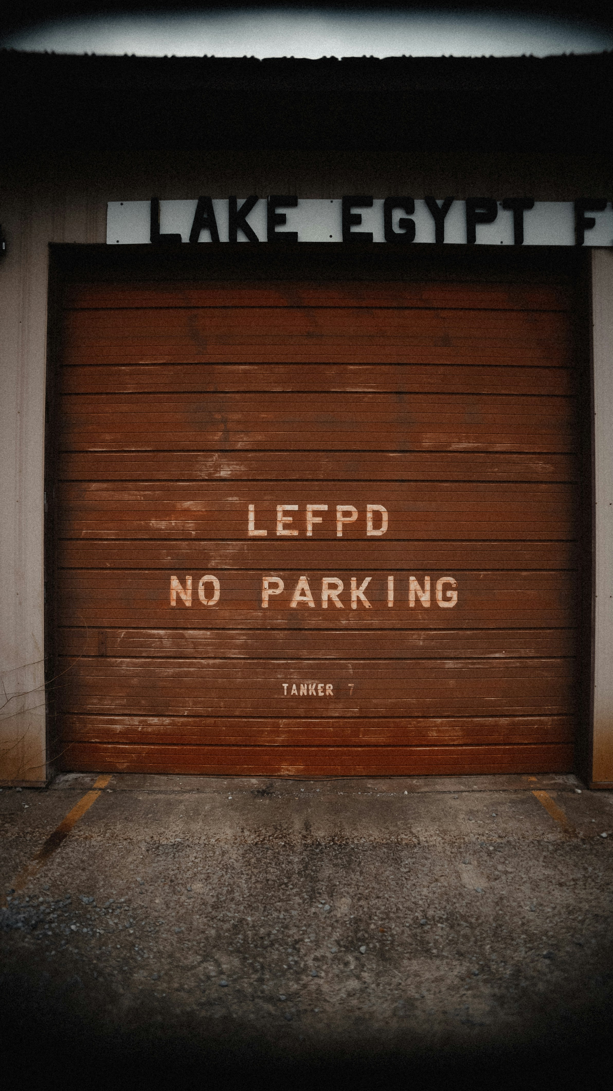 落書きのあるガレージのドア