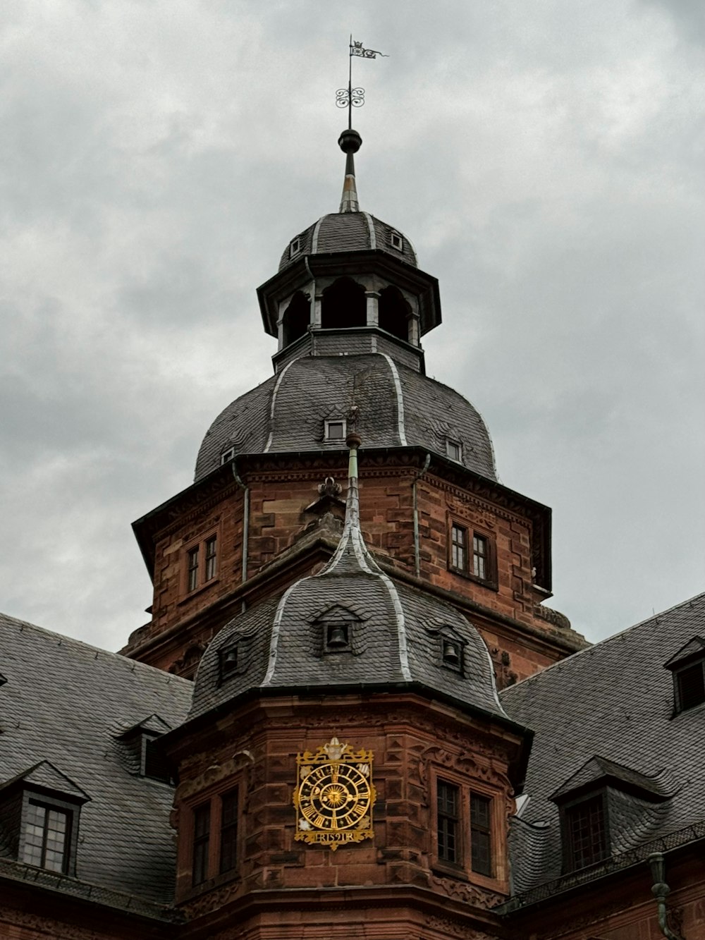 un grand bâtiment avec une horloge sur le côté