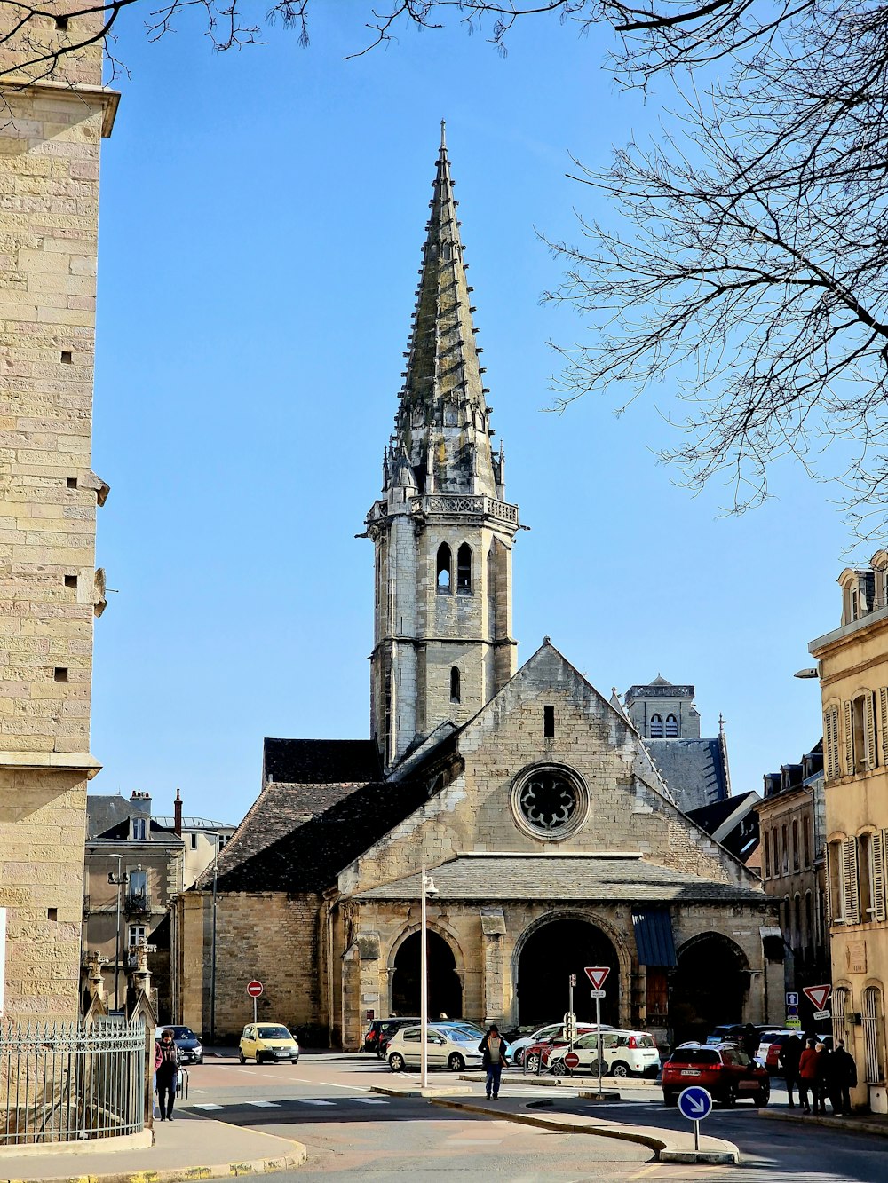una chiesa con un campanile e una torre dell'orologio