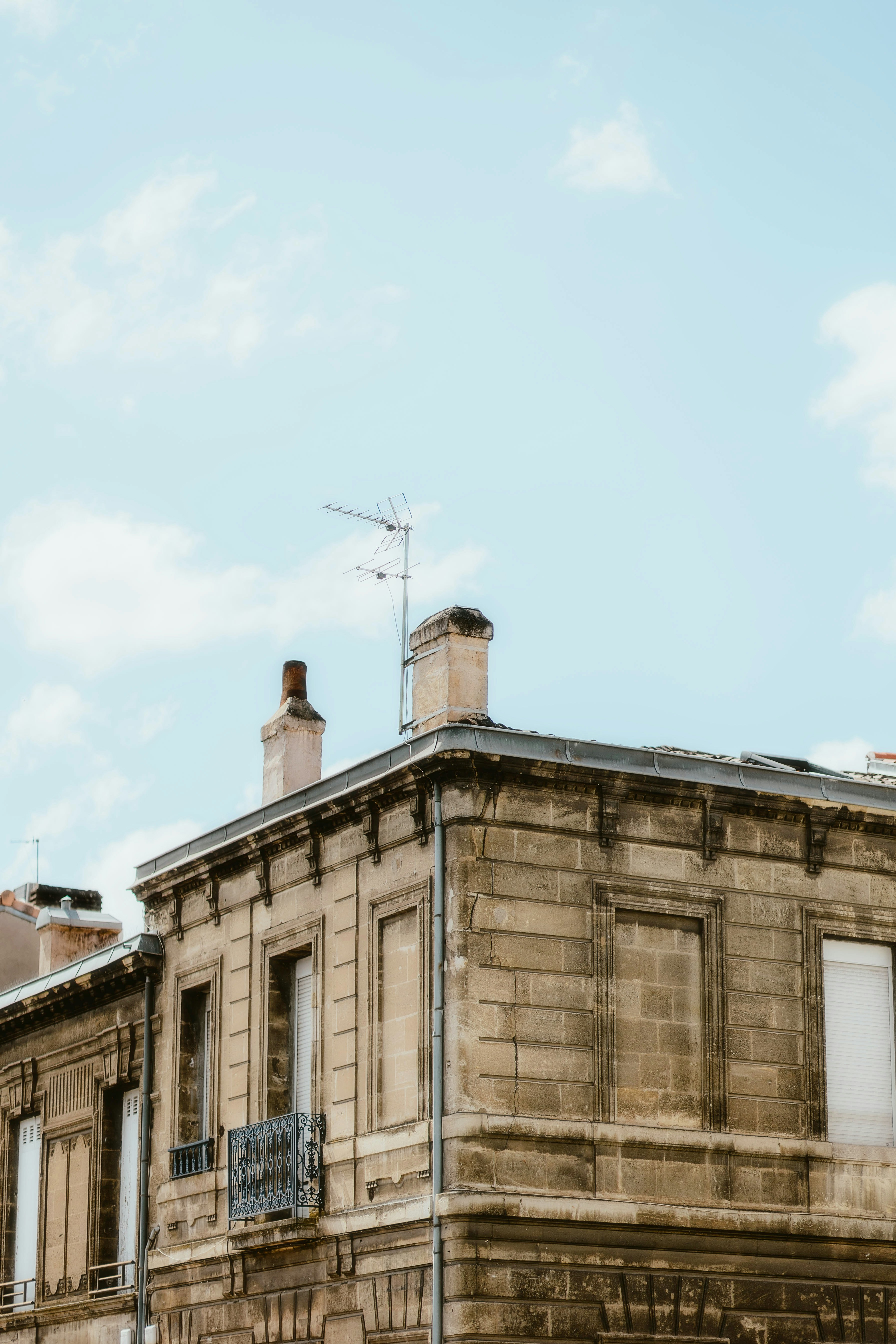 Un edificio alto con un reloj en la parte superior