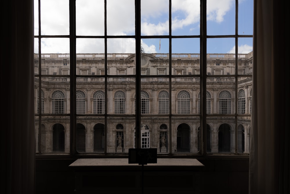 Una vista de un edificio a través de una ventana