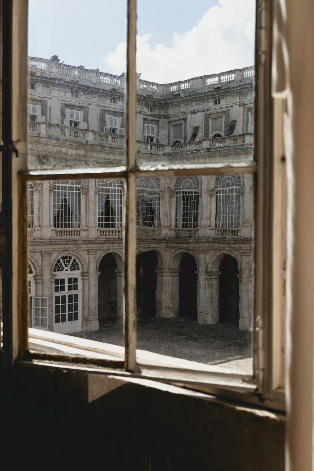 Una vista de un edificio a través de una ventana