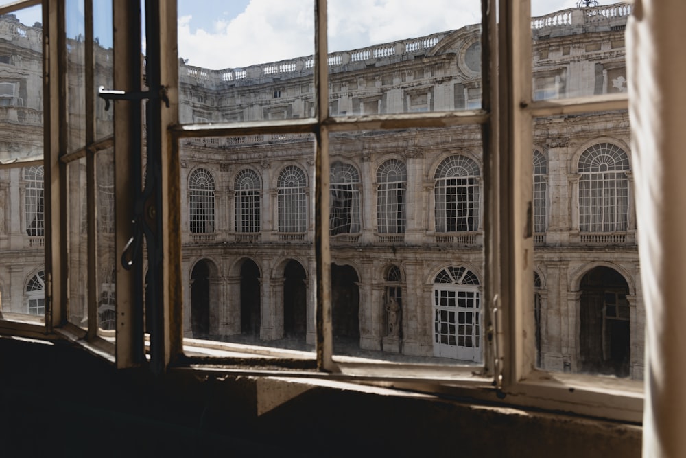 Una vista de un edificio a través de una ventana