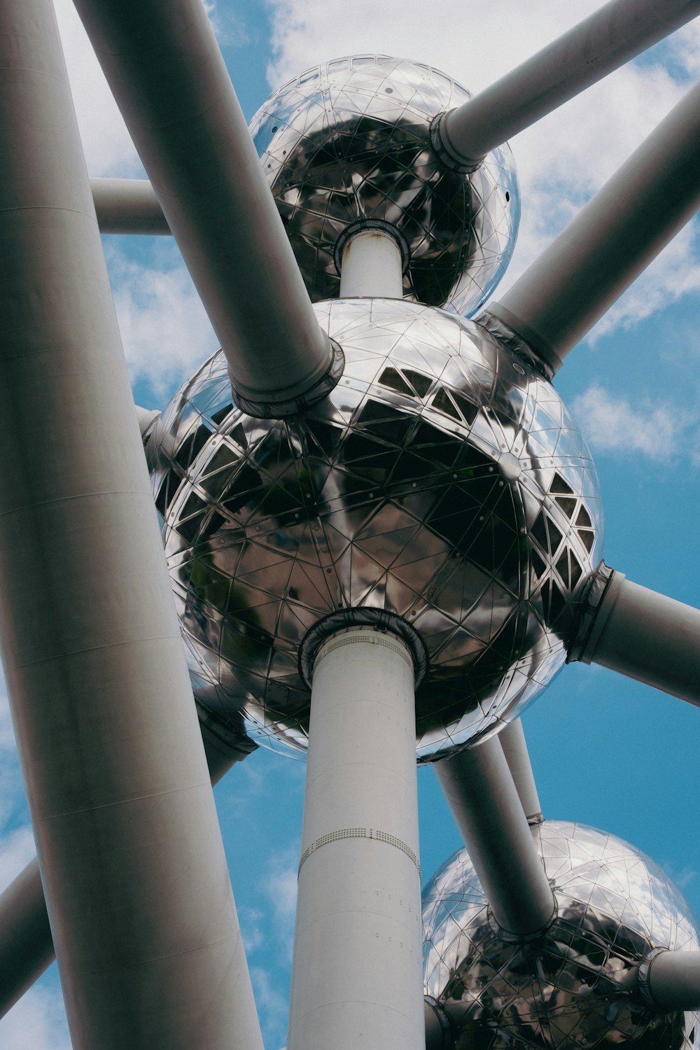 una estructura metálica muy alta con un fondo de cielo