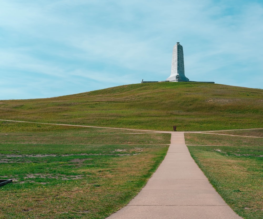 um caminho que leva a um monumento no topo de uma colina