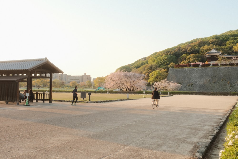 公園で自転車に乗っている人