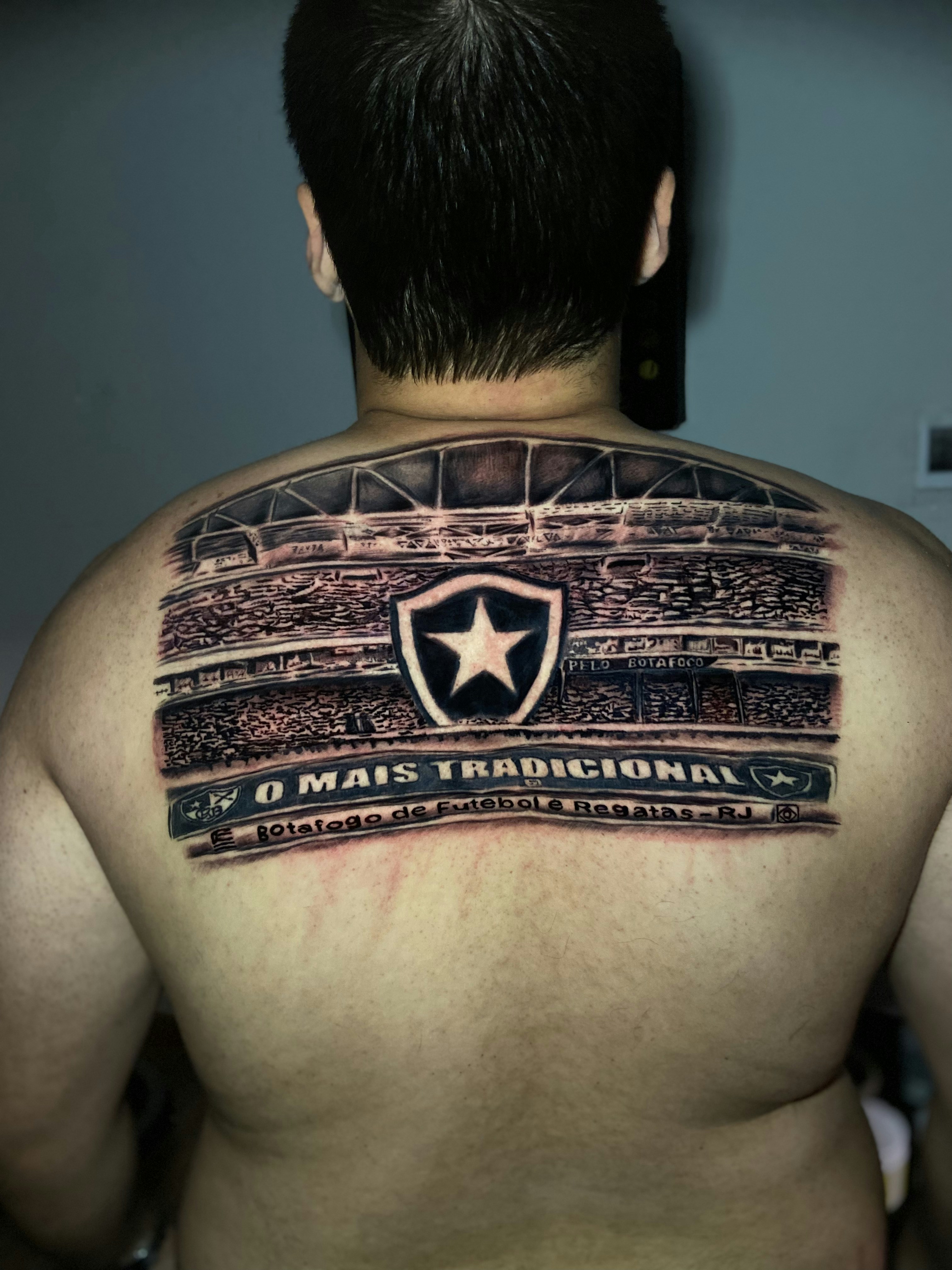 Ein Mann mit einer Tätowierung auf dem Rücken Foto – Kostenloses Bild zum  Thema Mann auf Unsplash, image size:3000x4000