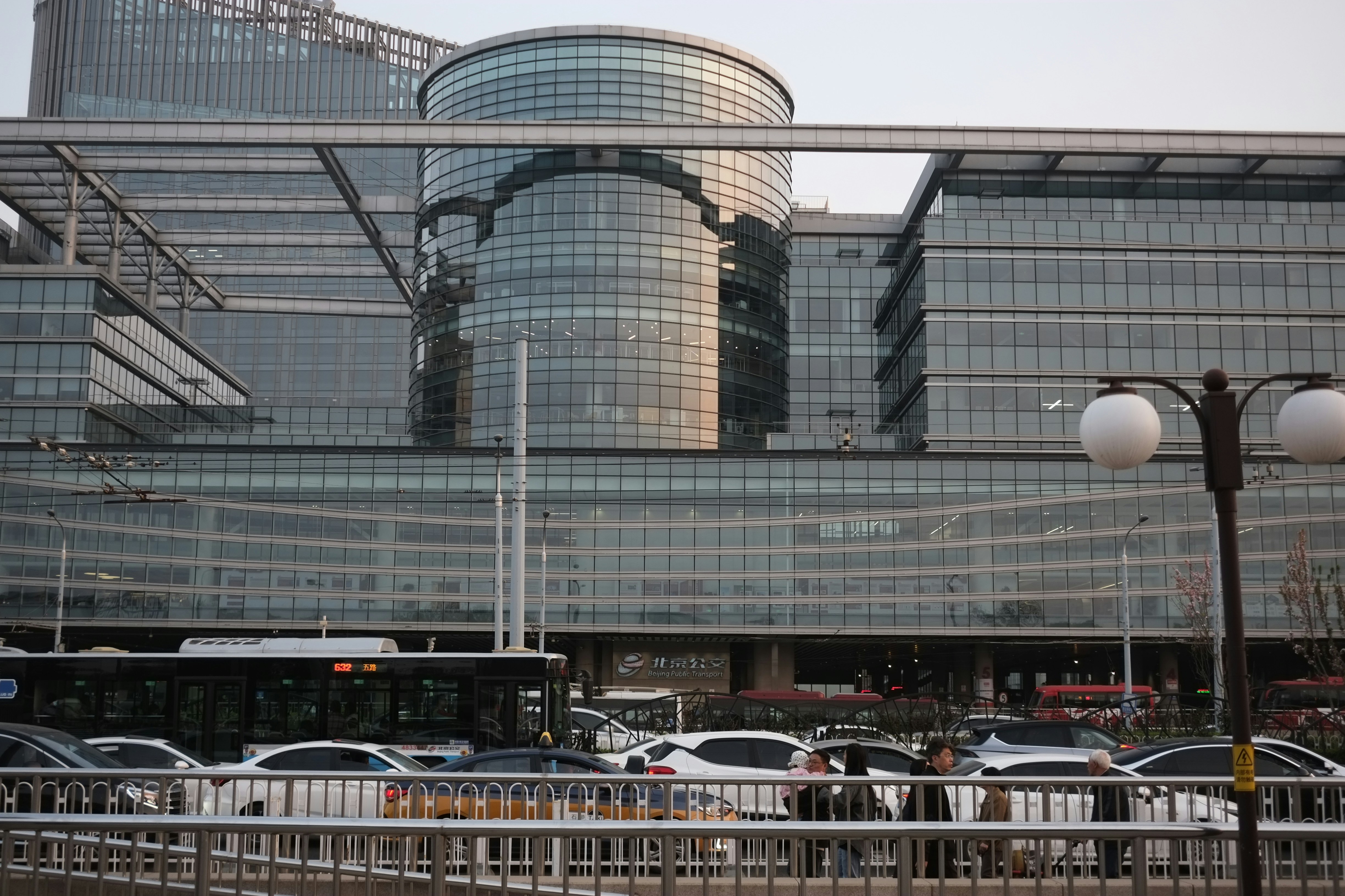 a large building with a lot of cars parked in front of it