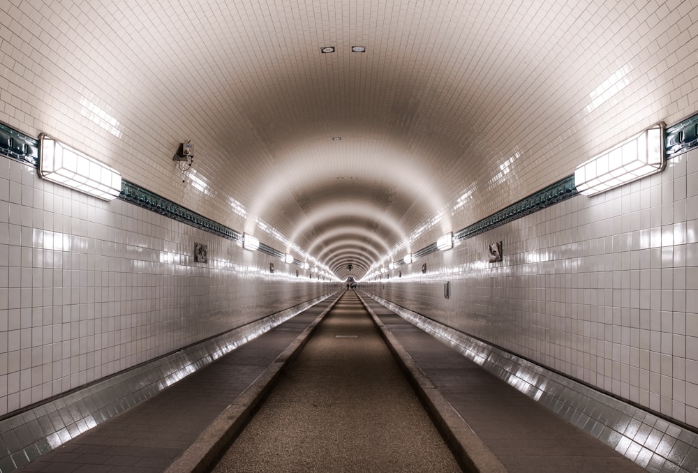 uma estação de metrô com uma longa fila de trilhos de metrô