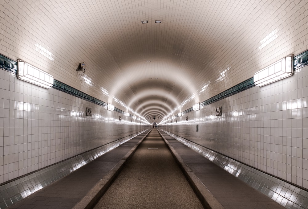 una estación de metro con una larga línea de vías de metro