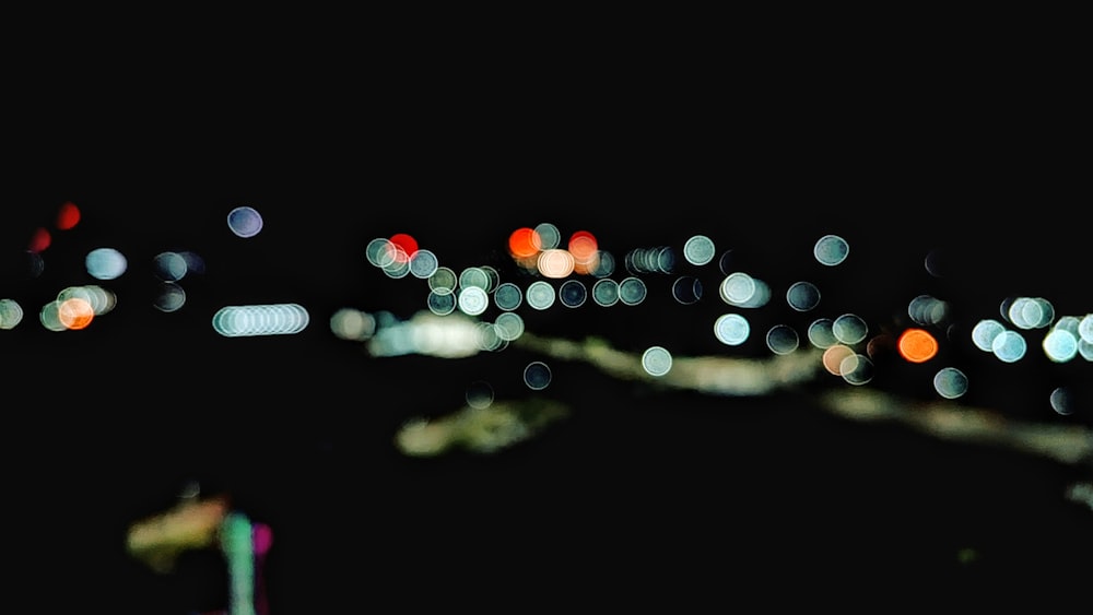 une photo floue d’une ville la nuit