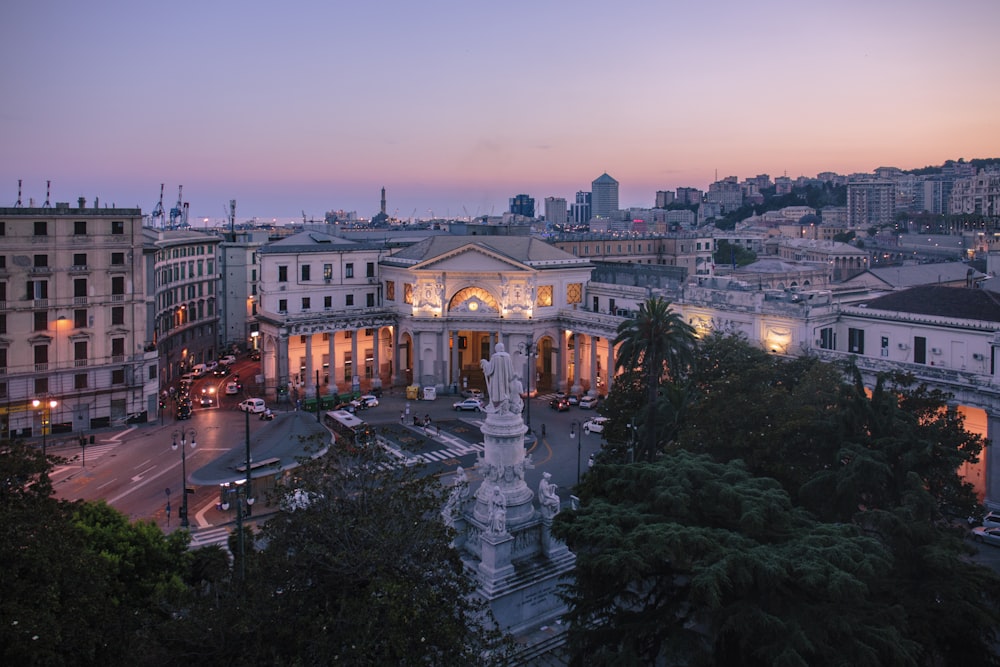 Una veduta di una città al crepuscolo dall'alto