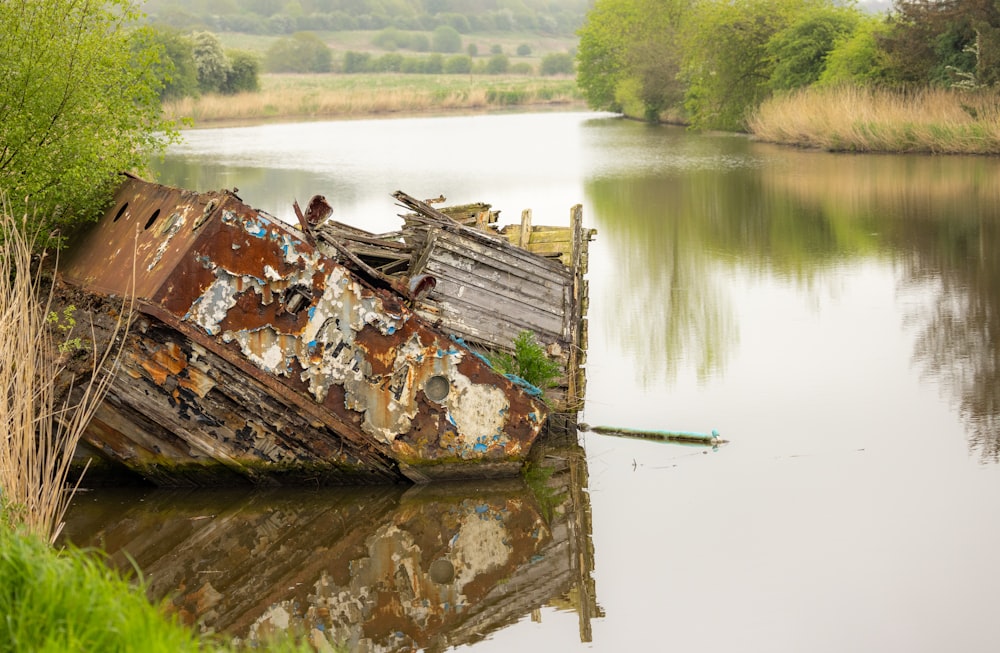 ein altes, verrostetes Boot, das mitten auf einem See sitzt
