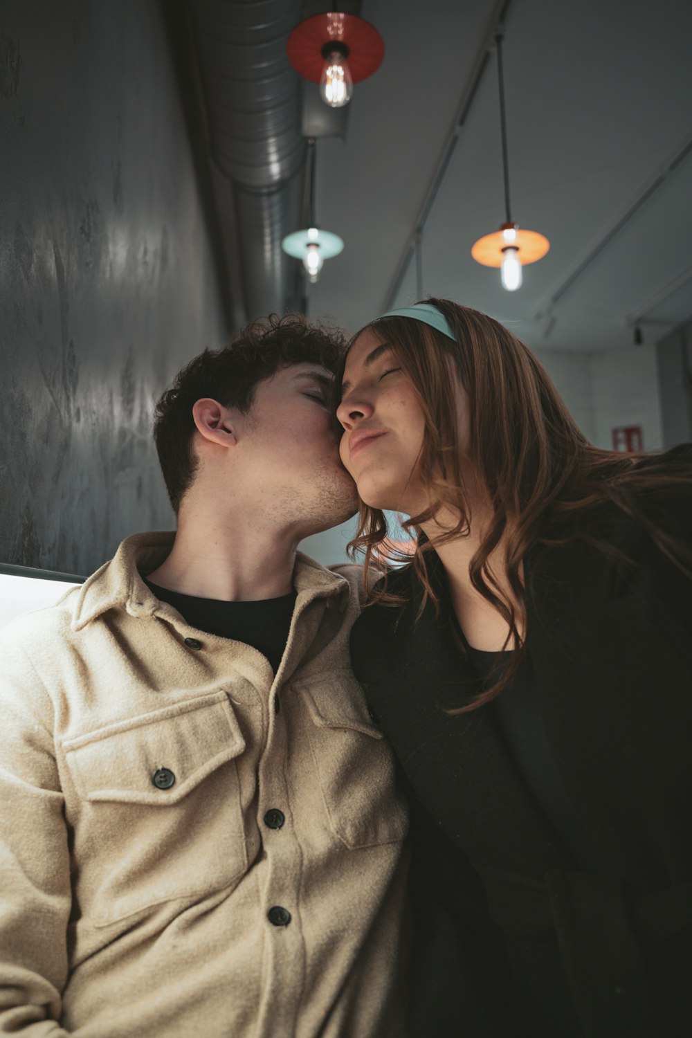 ein Mann küsst eine Frau auf die Wange