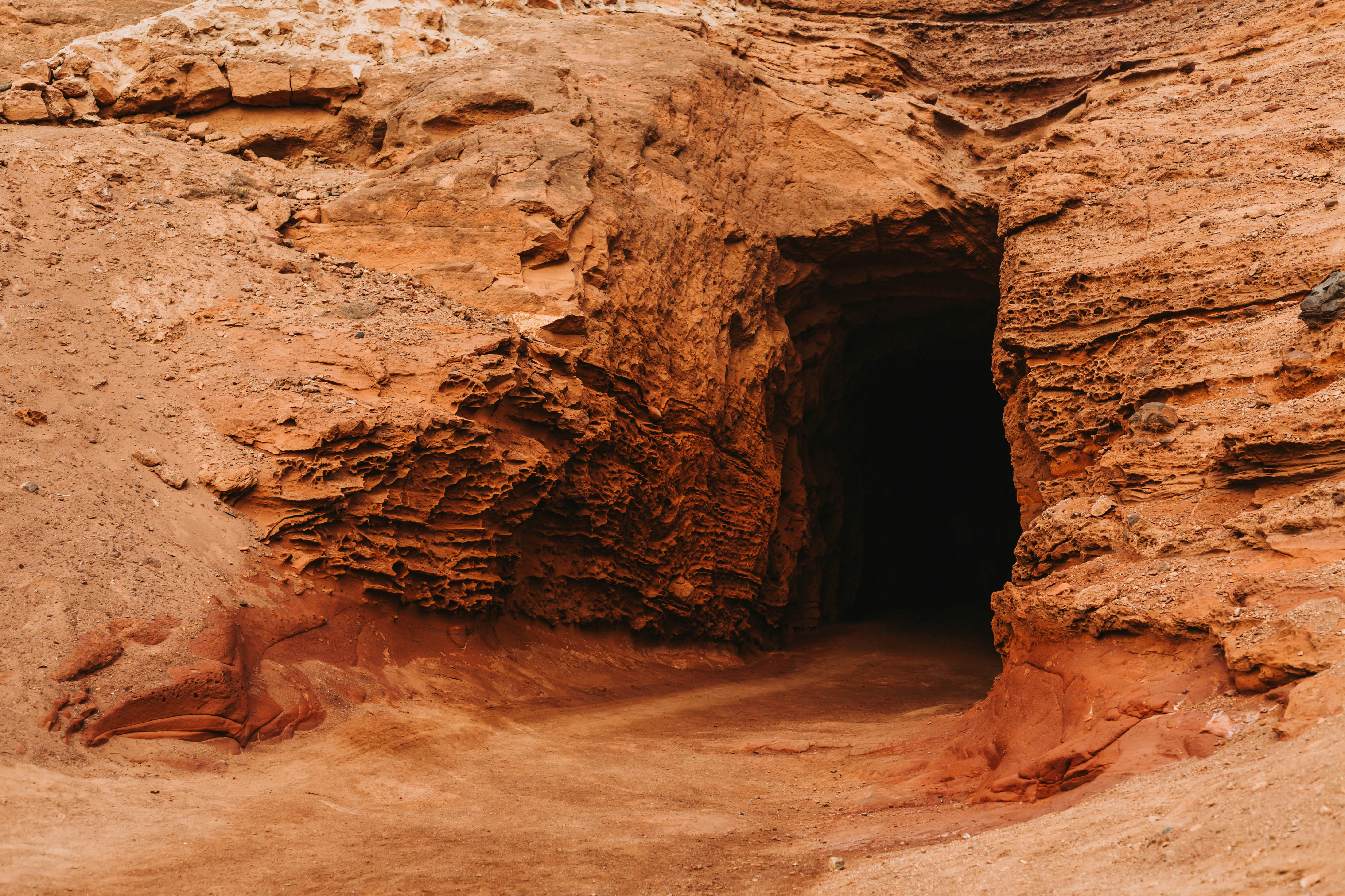 la entrada de una cueva en la ladera de una montaña