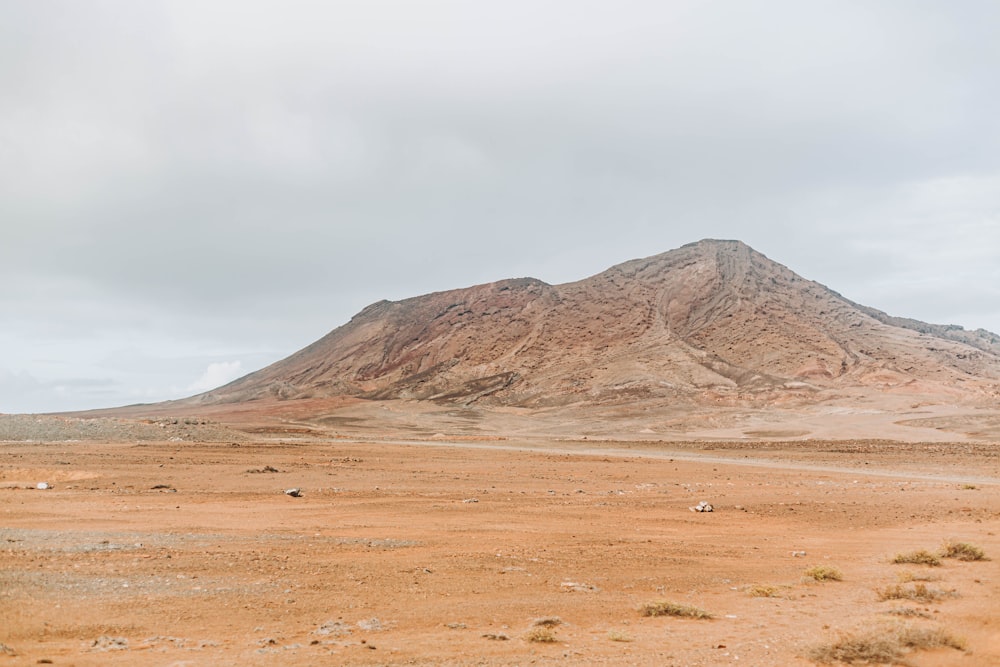 una gran montaña en medio de un desierto