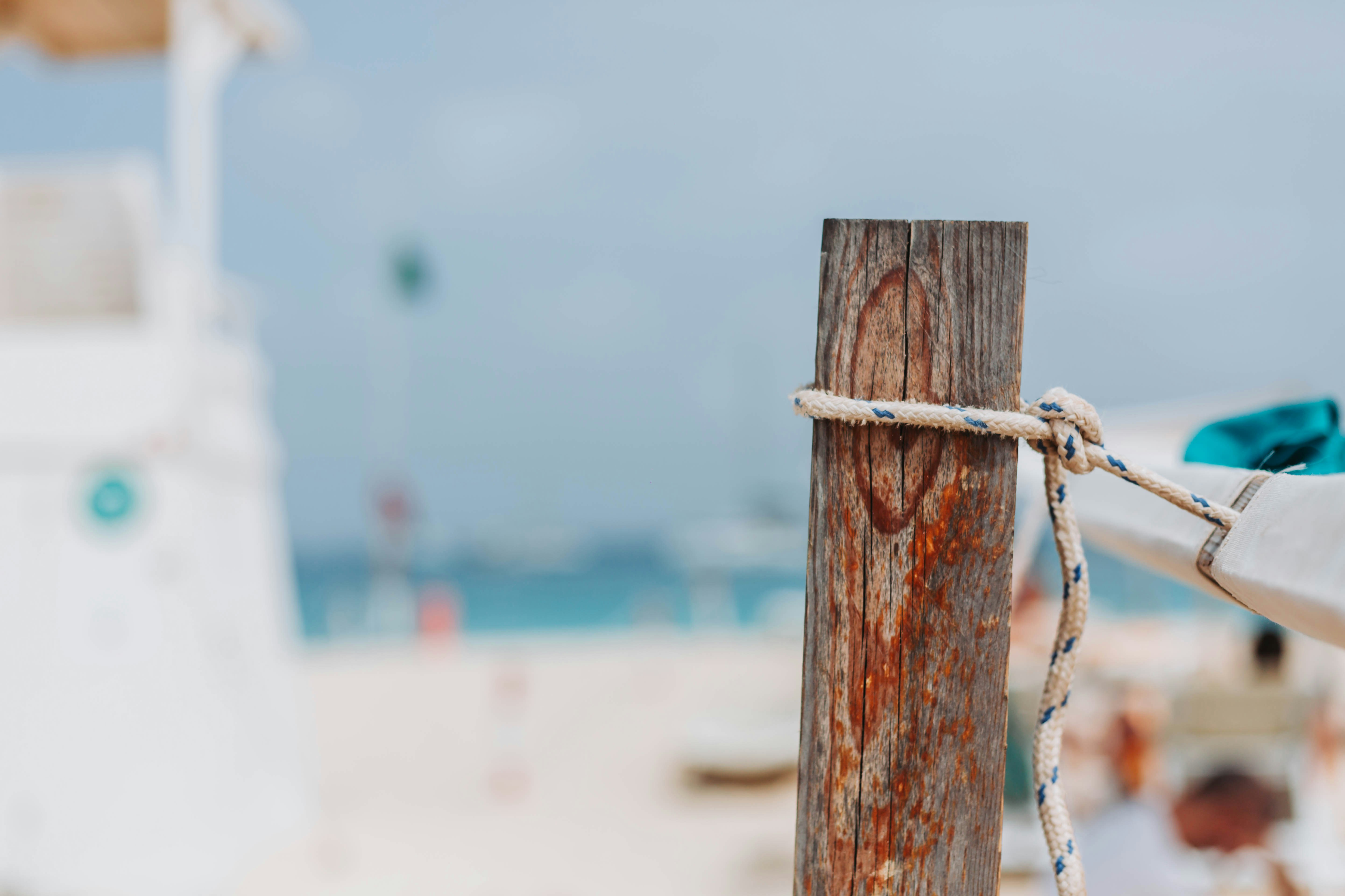 Un primer plano de una cuerda en un poste de madera