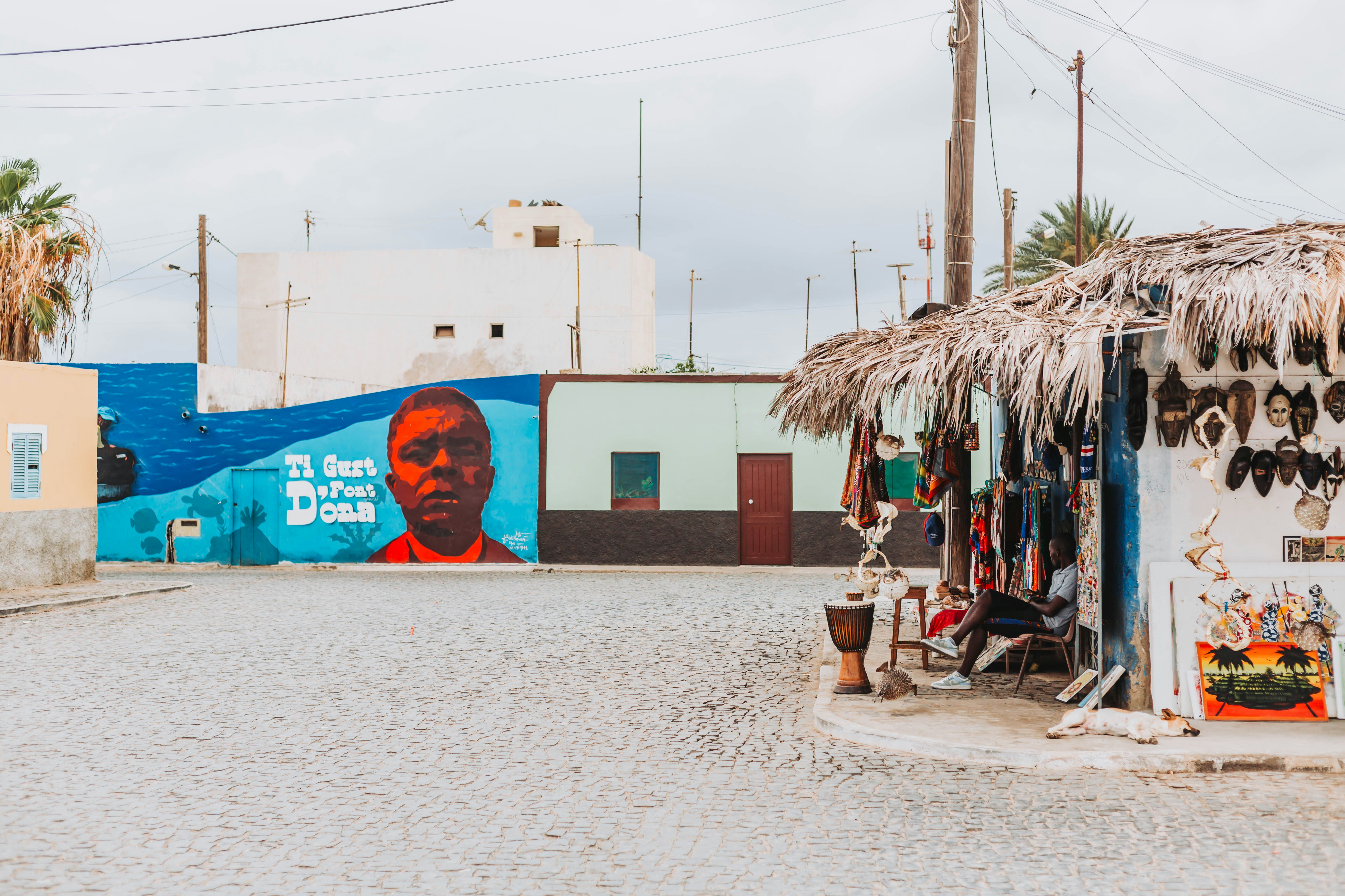 Una escena callejera con una tienda al costado de la carretera