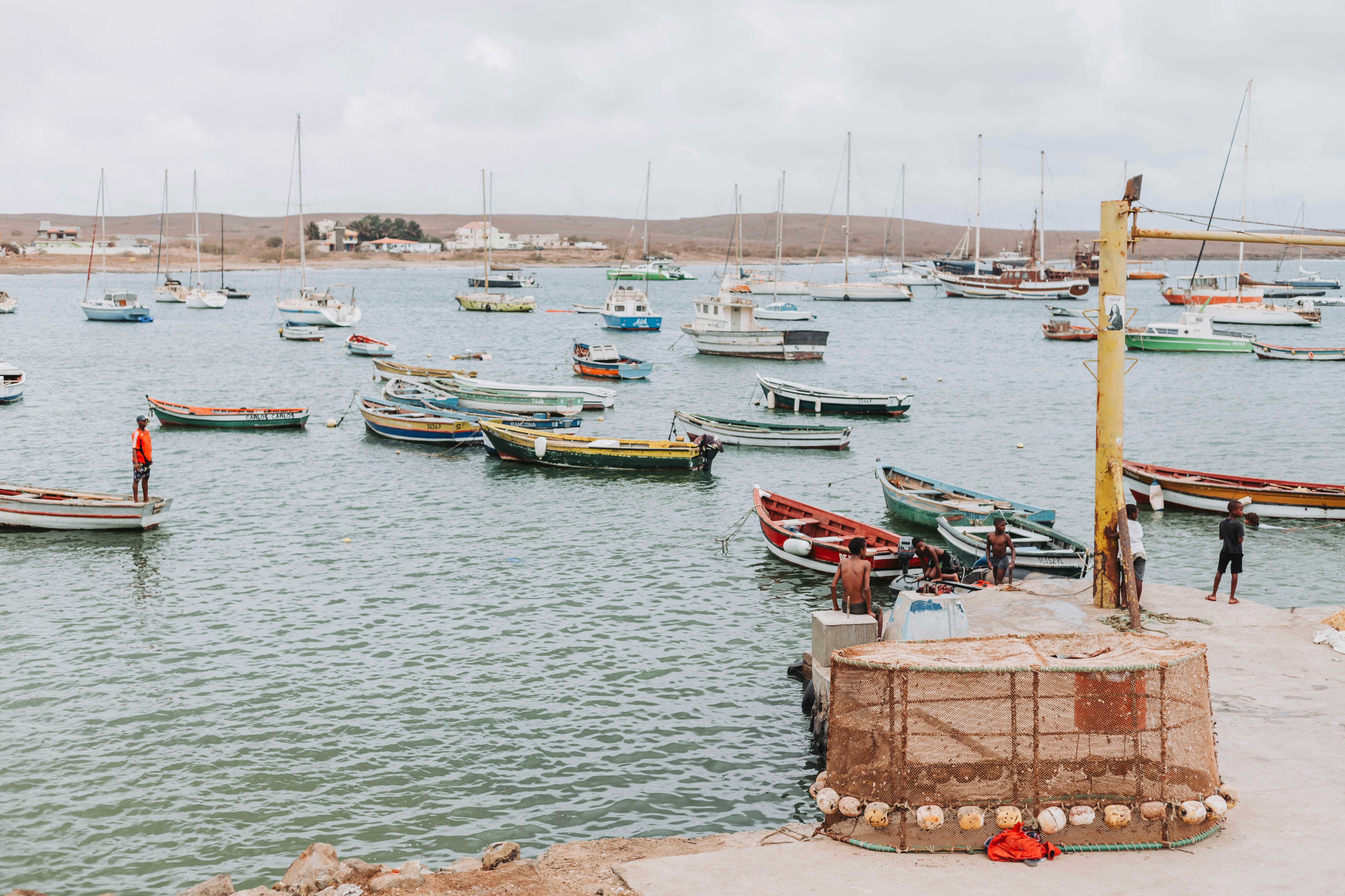 um monte de barcos que estão na água
