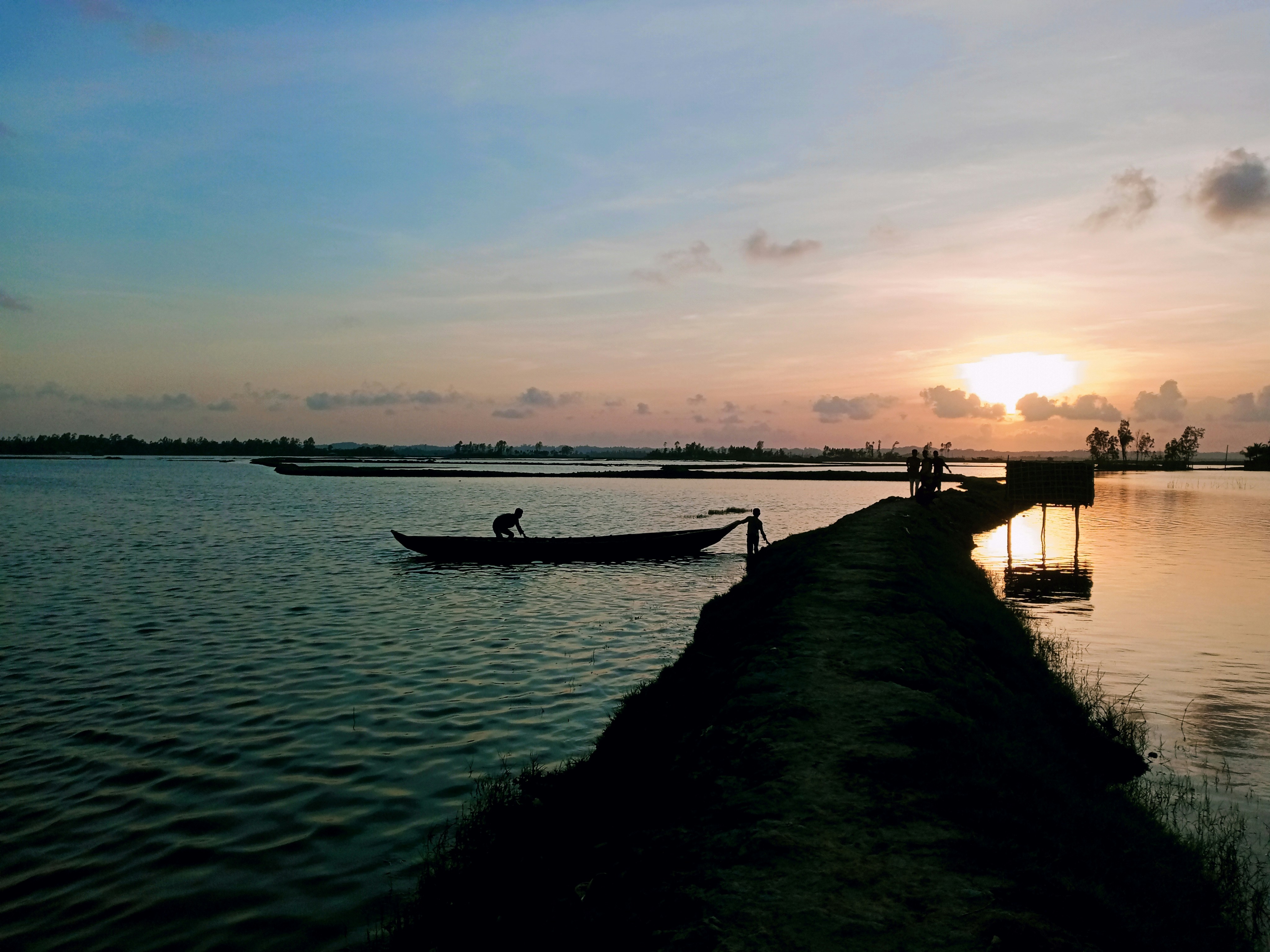 Bote de pesca en un lago al amanecer, ambiente similar al juego