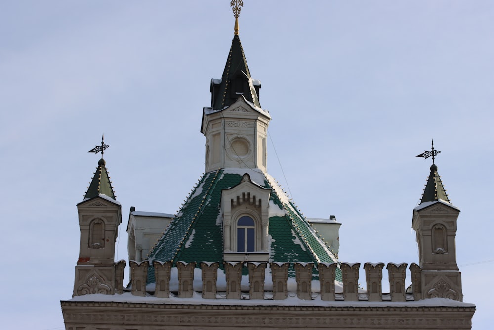 첨탑과 십자가가 있는 건물
