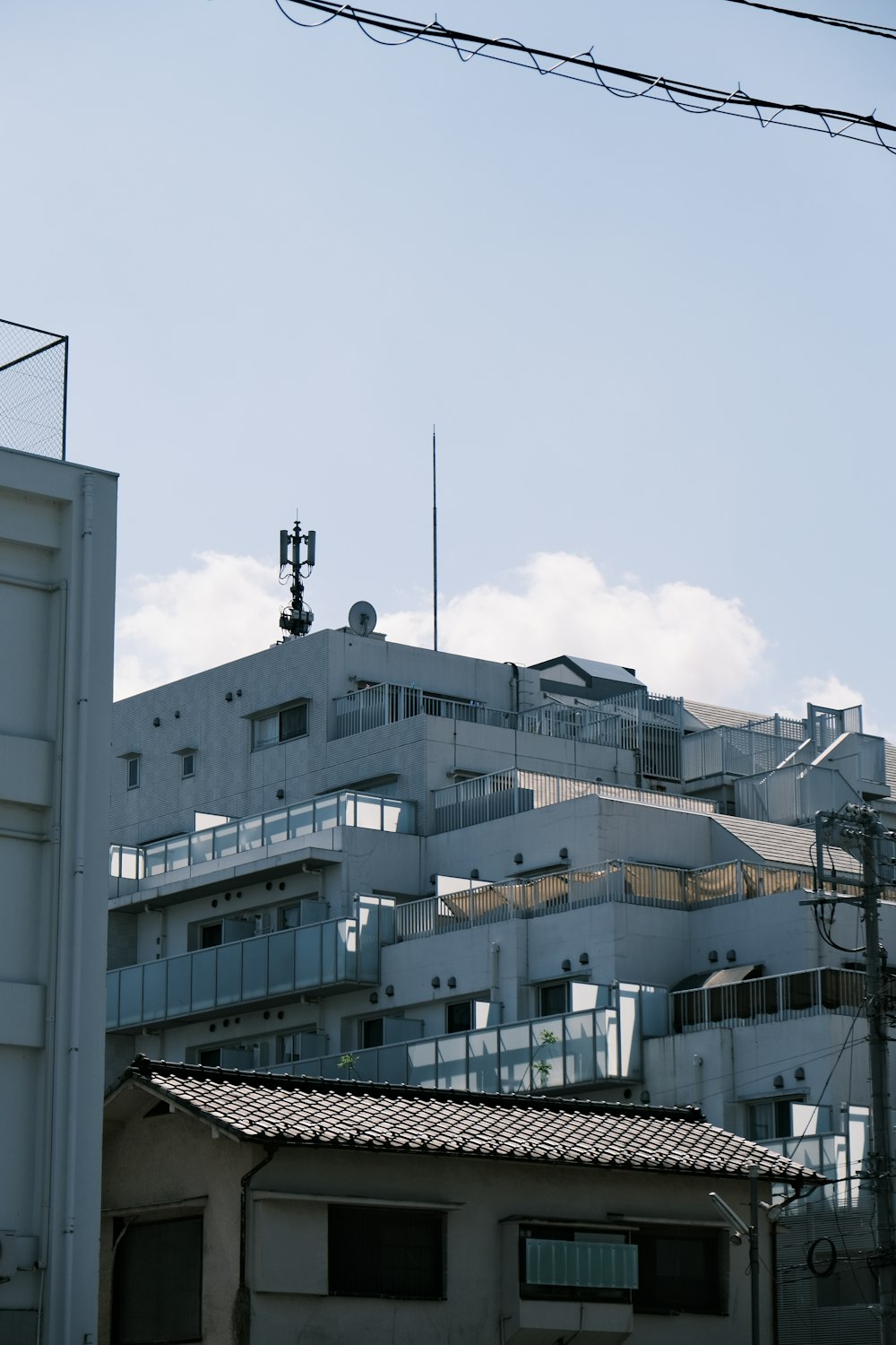 Un edificio con un reloj en la parte superior