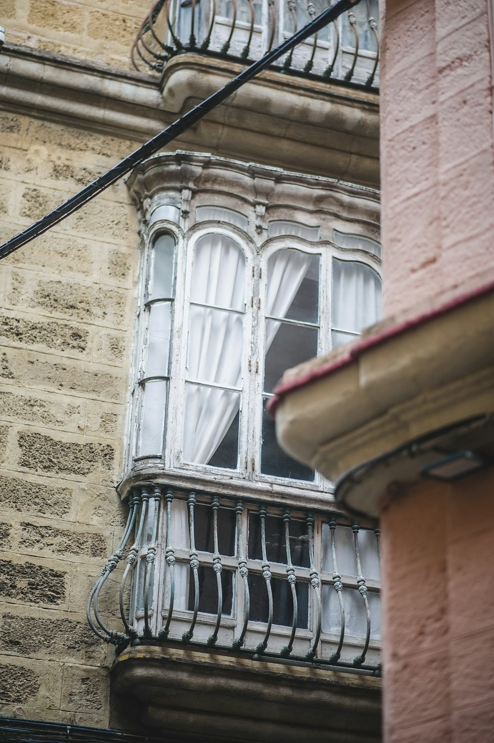 窓とバルコニーのある建物