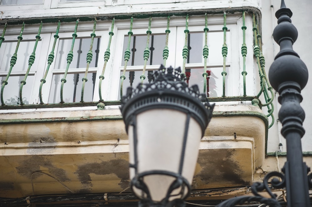 uma luz de rua sentada em frente a um prédio