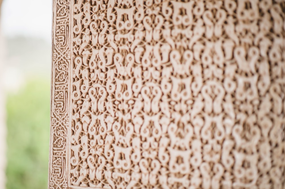 um close up de uma parede com um padrão sobre ela