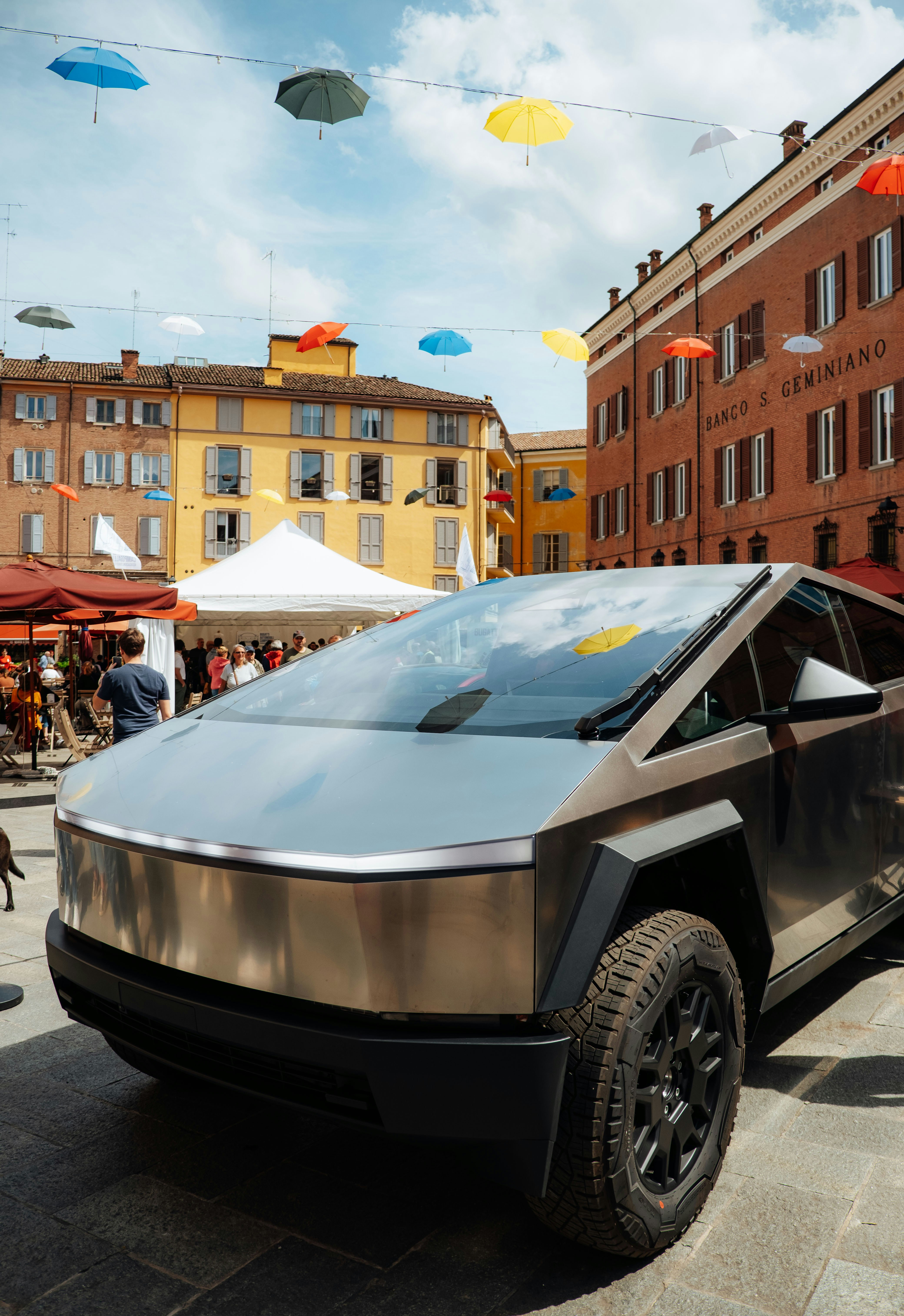 ein silbernes Auto, das am Straßenrand geparkt ist