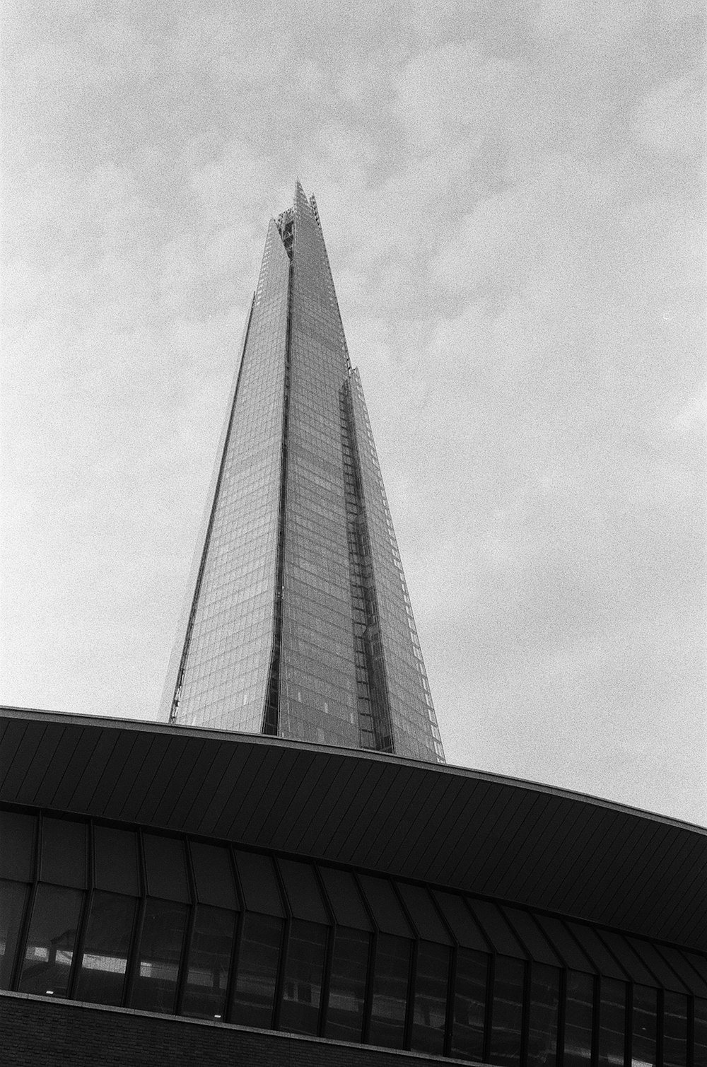 Ein Schwarz-Weiß-Foto eines sehr hohen Gebäudes