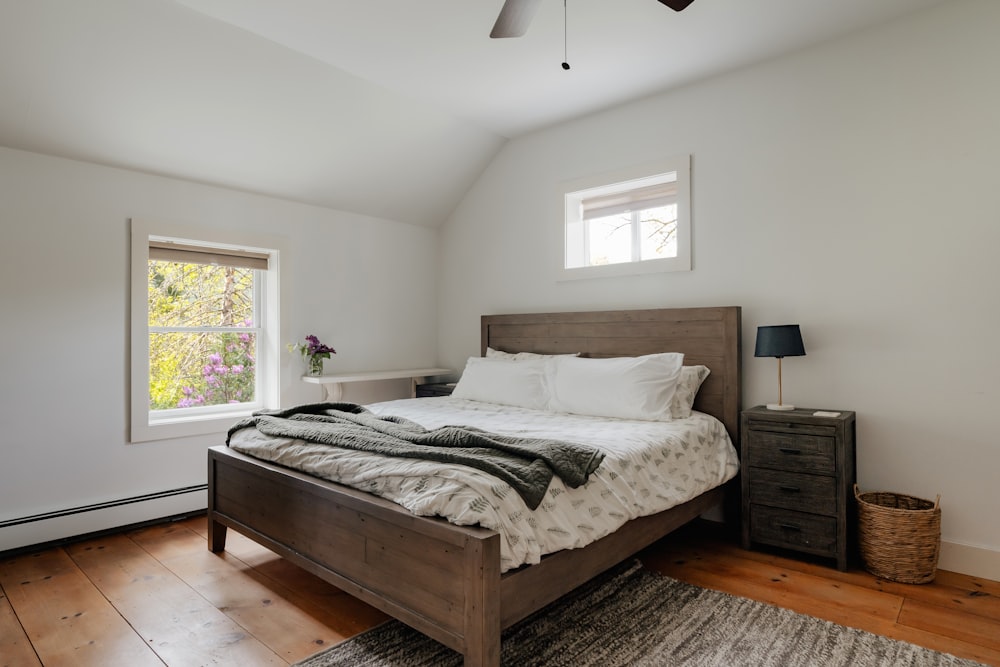 una cama sentada en un dormitorio junto a una ventana