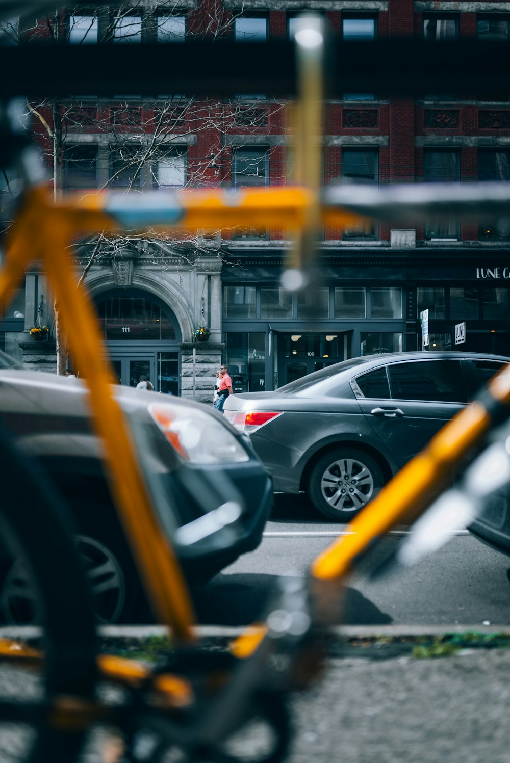 Ein verschwommenes Bild einer Stadtstraße mit Autos